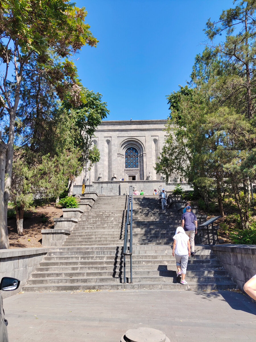 Матенадаран. Музей хранилище древних рукописей в Ереване: снаружи и ...