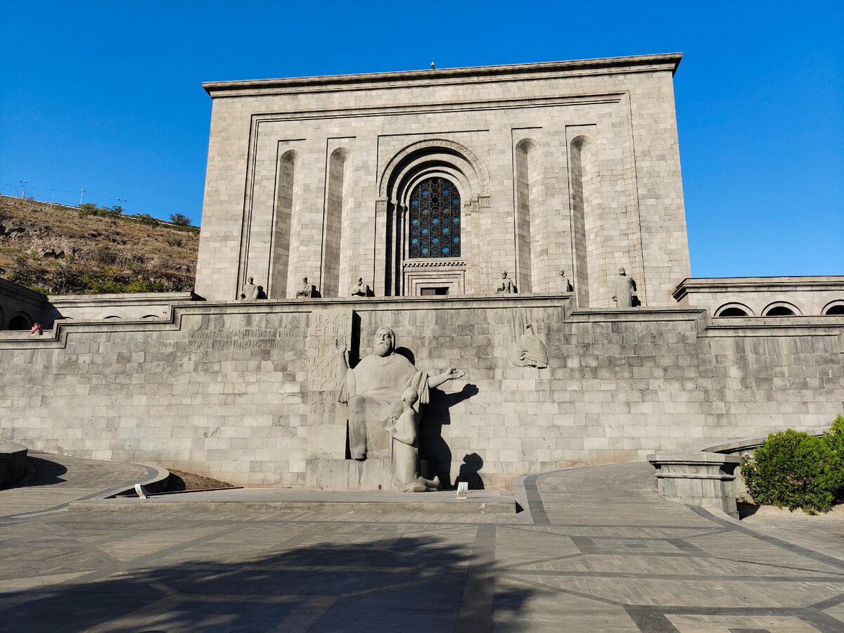 Матенадаран. Музей хранилище древних рукописей в Ереване: снаружи и ...