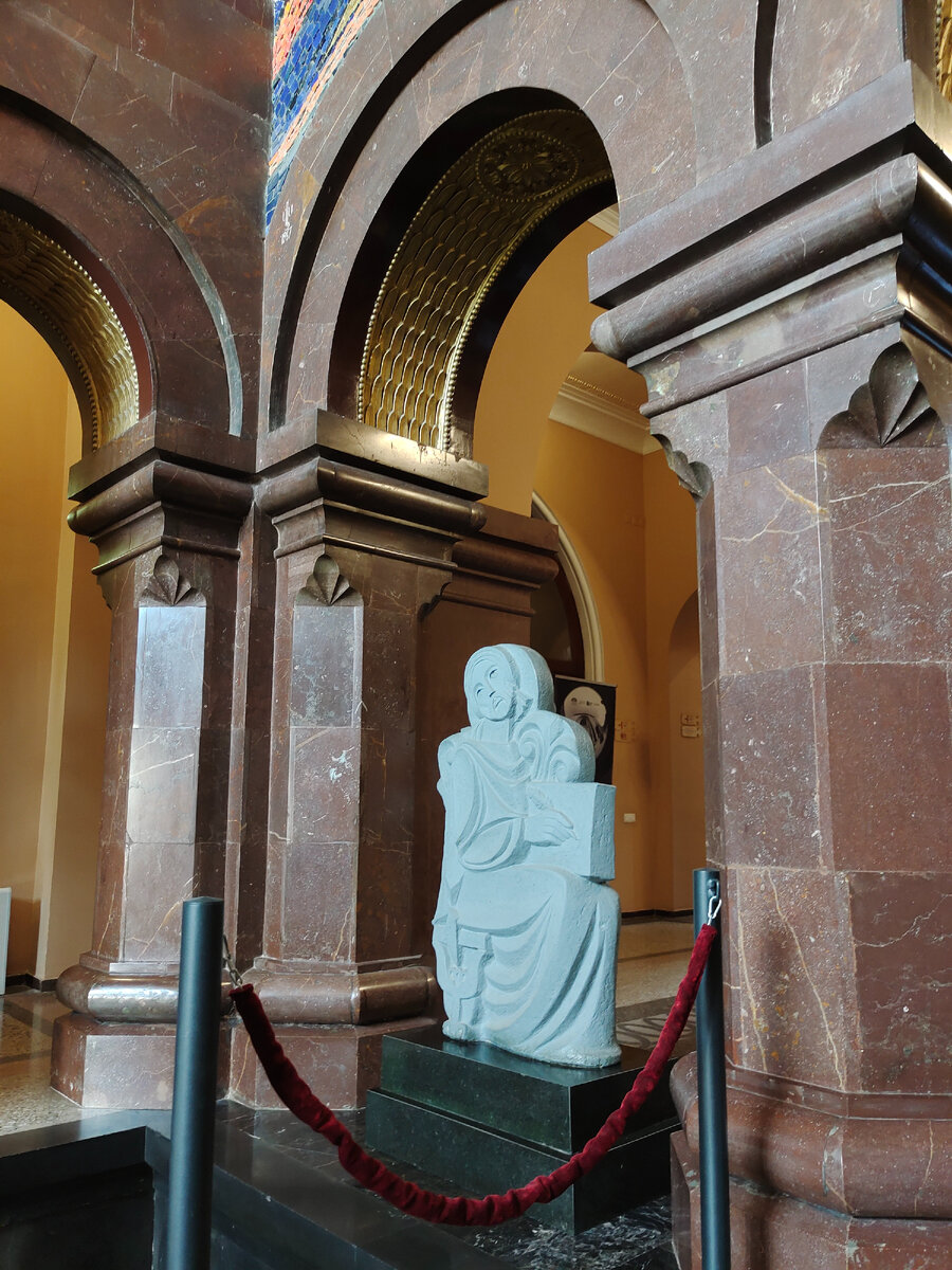 Матенадаран. Музей хранилище древних рукописей в Ереване: снаружи и ...