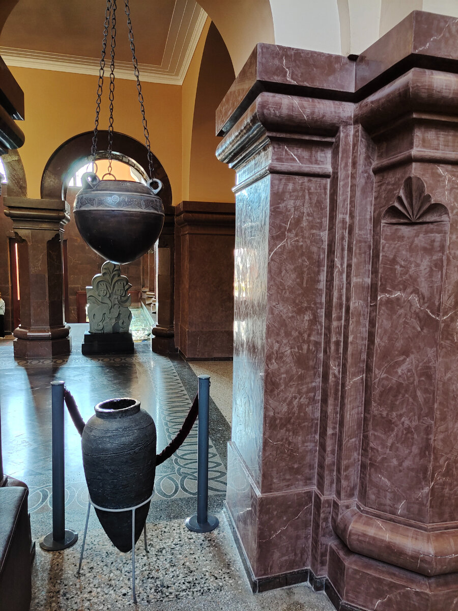 Матенадаран. Музей хранилище древних рукописей в Ереване: снаружи и ...