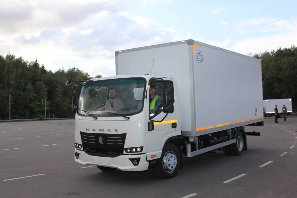 «Компас 5», полная масса 3,5 тонны, начало продаж 2023 г., цена от 3 570 000 рублей