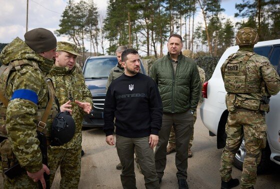    Владимир Зеленский (в центре)