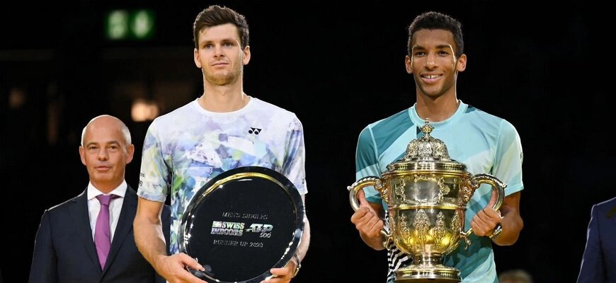 Хуберт Гуркач и Феликс Оже-Альяссим с трофеями в финале турнира Swiss Indoors Basel, октябрь 2023 года © Соцсети Хуберта Гуркача