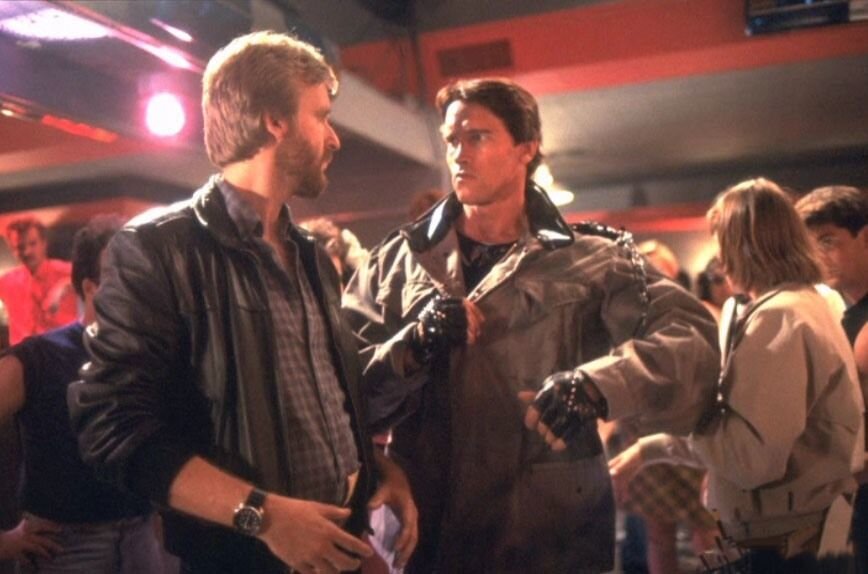 Джеймс Кэмерон и Арнольд Шварценеггер на съёмках фильма "Терминатор". Изображение из открытых источников.