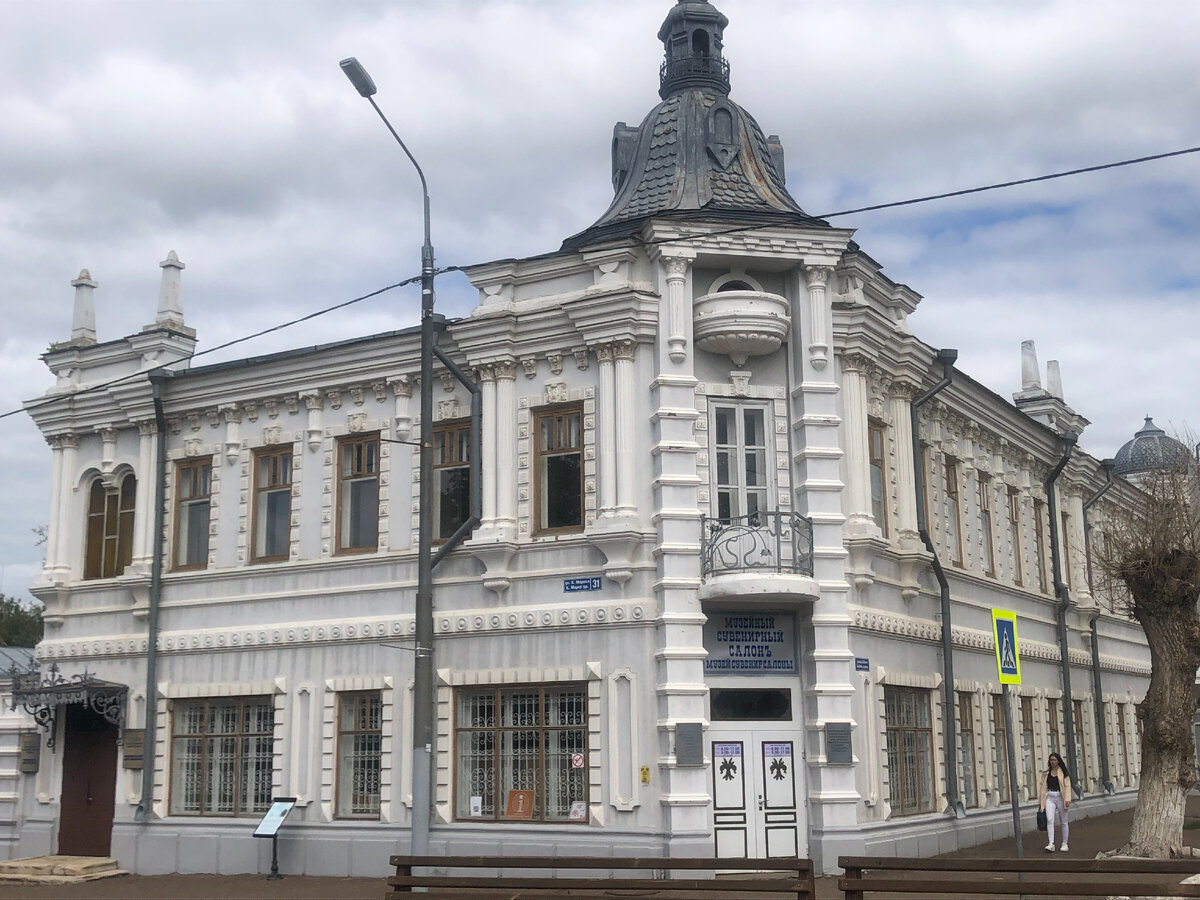 Левый угол уличного фасада завершен ризалитом с парадным входом под навесом, арочными венецианскими проемами и аттиком.