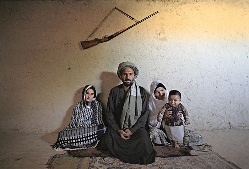 Семья в Афганистане. Нищие афганские семьи с детьми. Афганская семья. Афганские ранние браки. Бедная семья жены