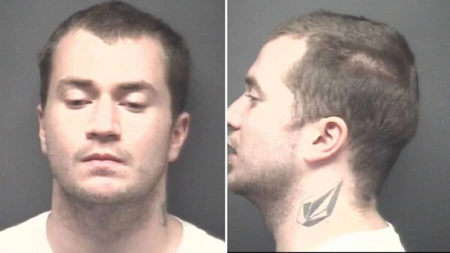 Мужчина бездомный и, предположительно, страдает от проблем с психическим здоровьем.