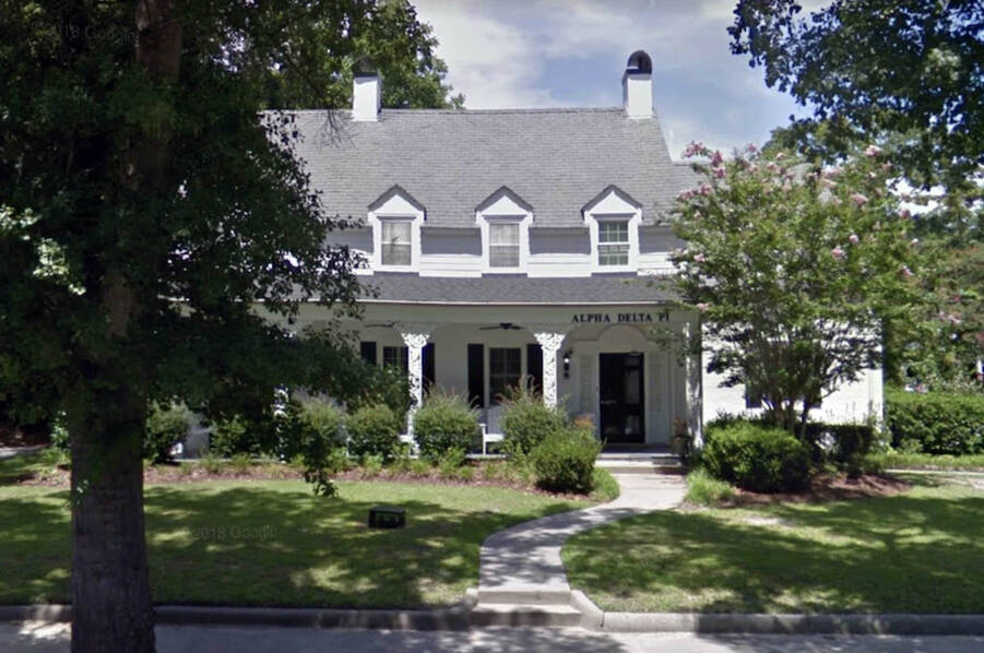 Кентера нашли через пять минут после того, как он был описан полиции, на перекрестке, непосредственно примыкающем к дому женского общества Альфа Дельта Пи.