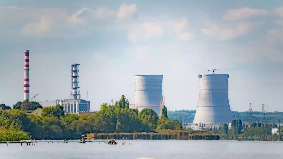     Один из дронов ВСУ, которые 26 октября атаковали Курскую атомную электростанцию, врезался в склад ядерных отходов. Другие два беспилотника рухнули на комплекс административных зданий станции.