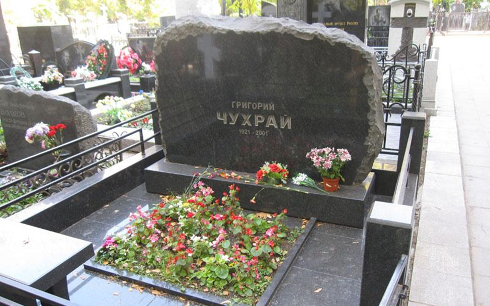 Могила вицина. Могила Григория Чухрая. Могила Георгия Вицина на Ваганьковском кладбище.