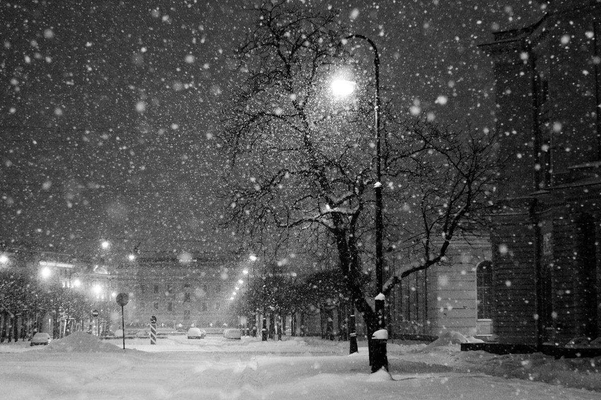 Вечер падающий снег. Снег идет. Зима ночь. Снег ночью в городе. Вечерний снегопад.
