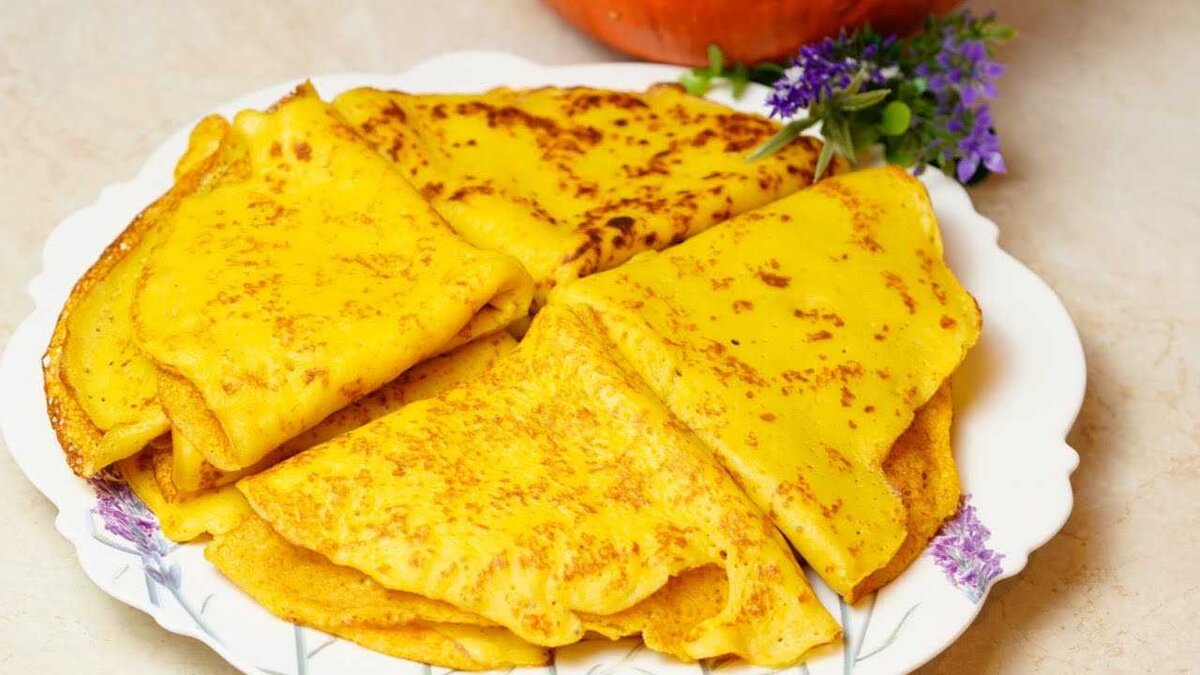 Pfannkuchen sind ein Gericht, das das ganze Jahr über gegessen werden kann. Im Herbst mache ich sie etwas anders, indem ich Pfannkuchenteig mit einer Herbstzutat kombiniere. Sie sind sehr lecker und haben eine schöne goldene Farbe.-4