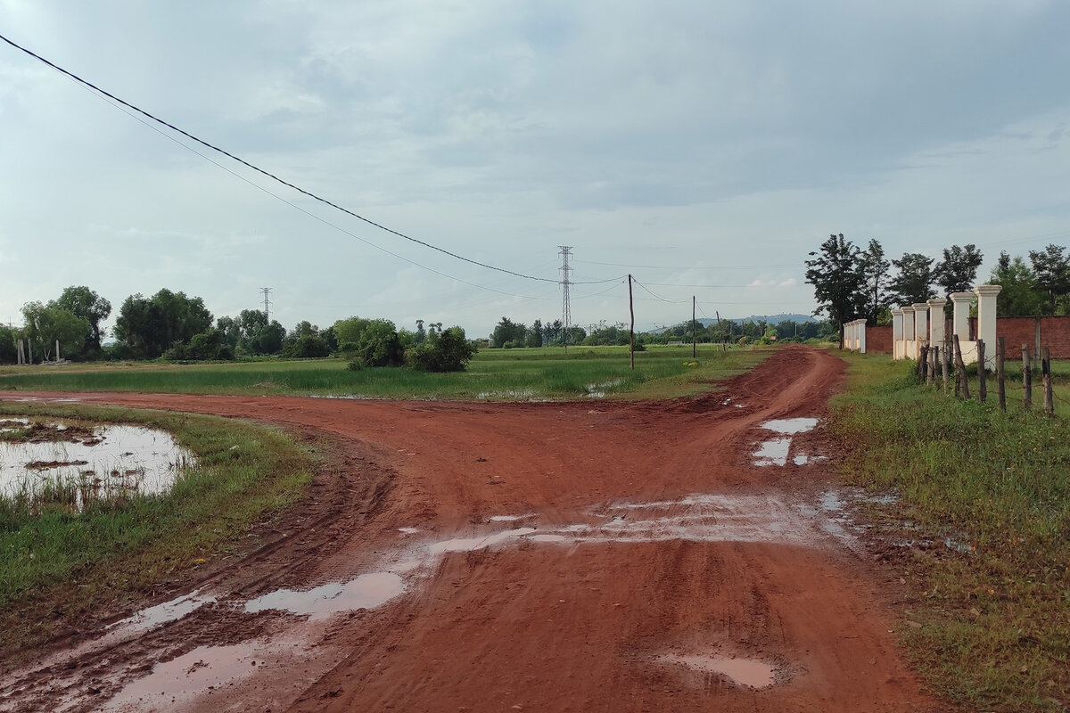 Классическая грунтовая дорога в Камбодже. Налево к озеру, направо к полям лотоса