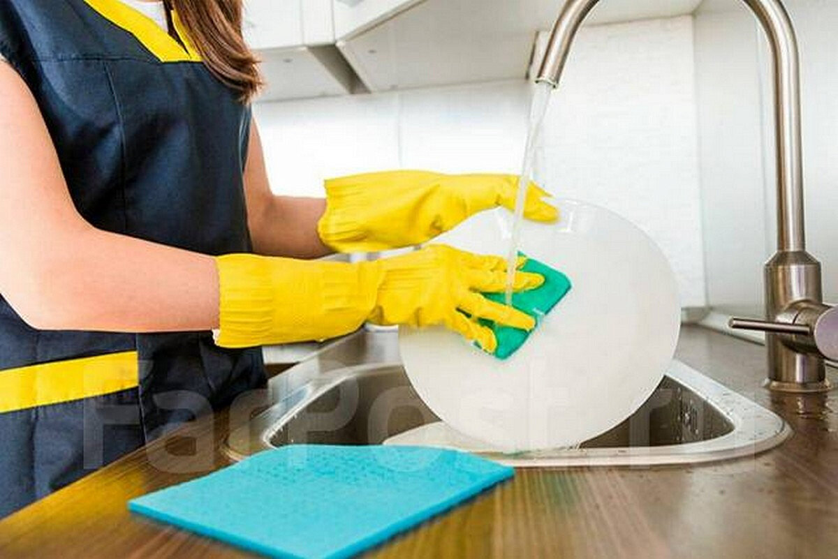 Как защитить маникюр во время уборки Многие женщины жалуются на испорченный маникюр после уборки и мытья посуды. Есть нехитрый способ защитить руки от воздействия моющих средств.