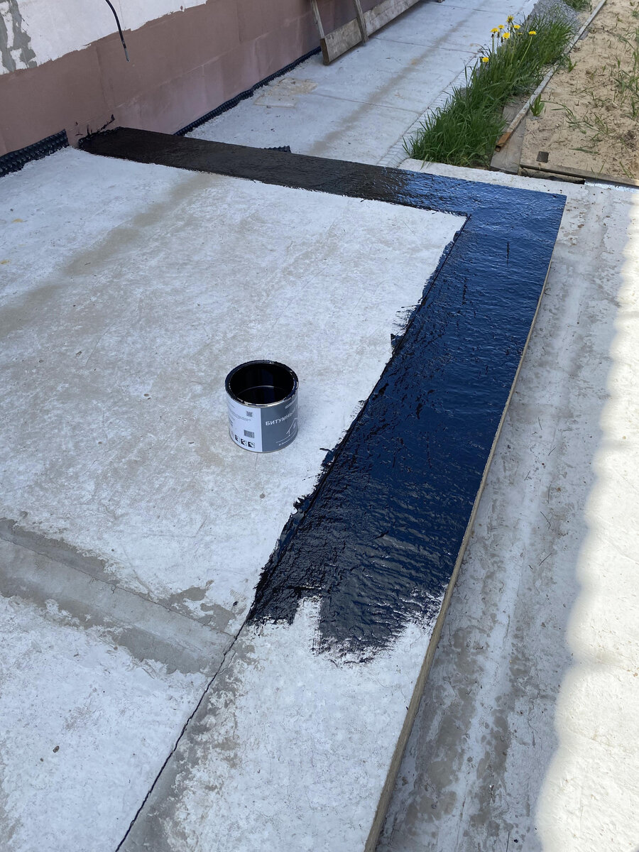 Прамер, он же битумная жидкая мастика, для лучшего приклеивания рулонной гидроизоляции.