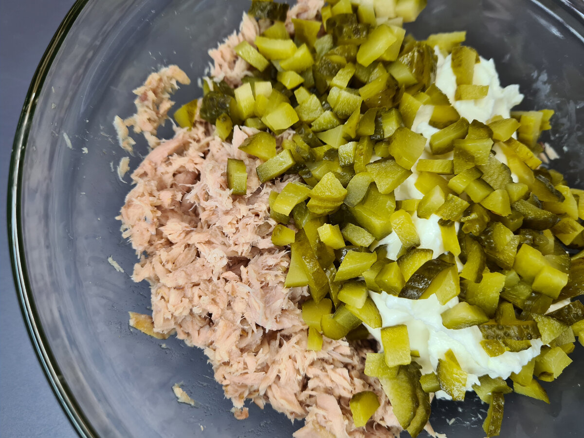 тунец, маринованные огурцы, творожный сыр специи смешиваем до однородной массы