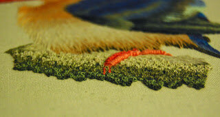 Вышитая французскими узелками ветка.