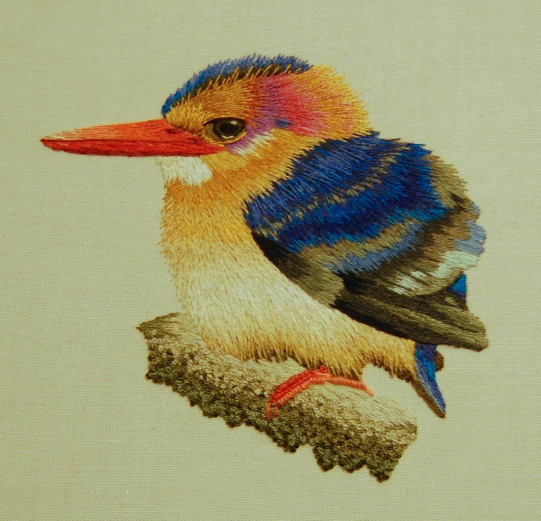 Оконченная вышивка зимородка.