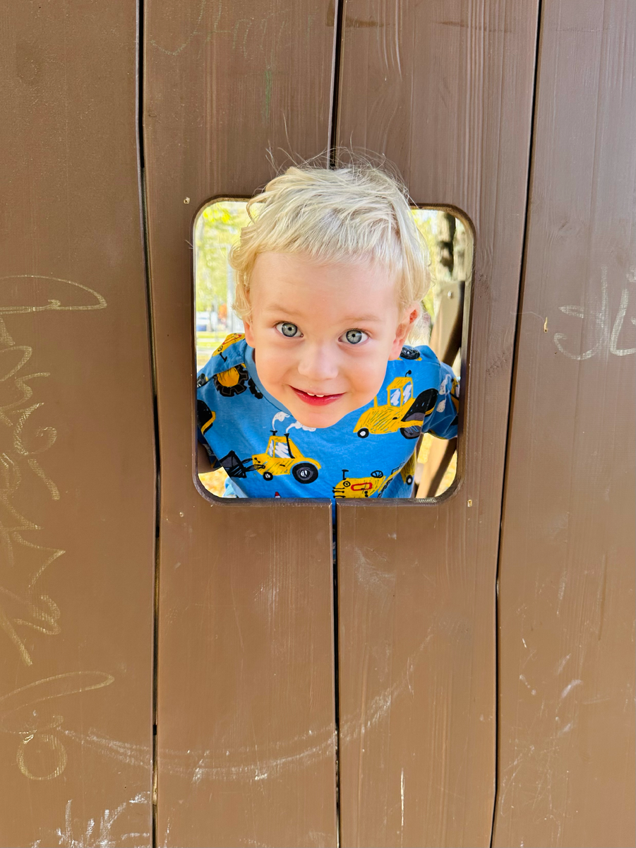 Это мы гуляли после садика, когда я была в отпуске. А теперь или вообще не гуляем, или вечером. Смотрим по погоде.