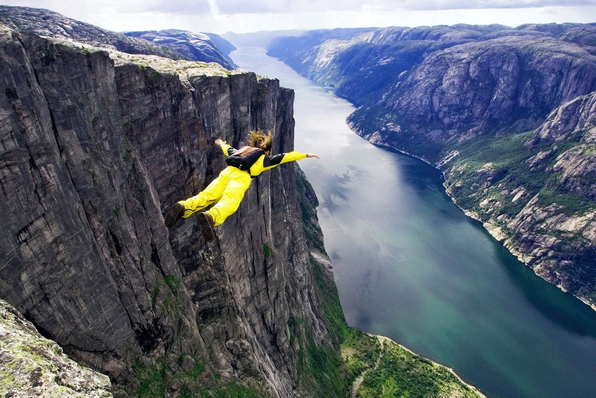 Очнулся на обрыве горы на парашюте. Base jumping — бейсджампинг. Водопад Анхель бейсджампинг. Гора Асгард бейсджампинг. Норвегия Кьераг прыжки.