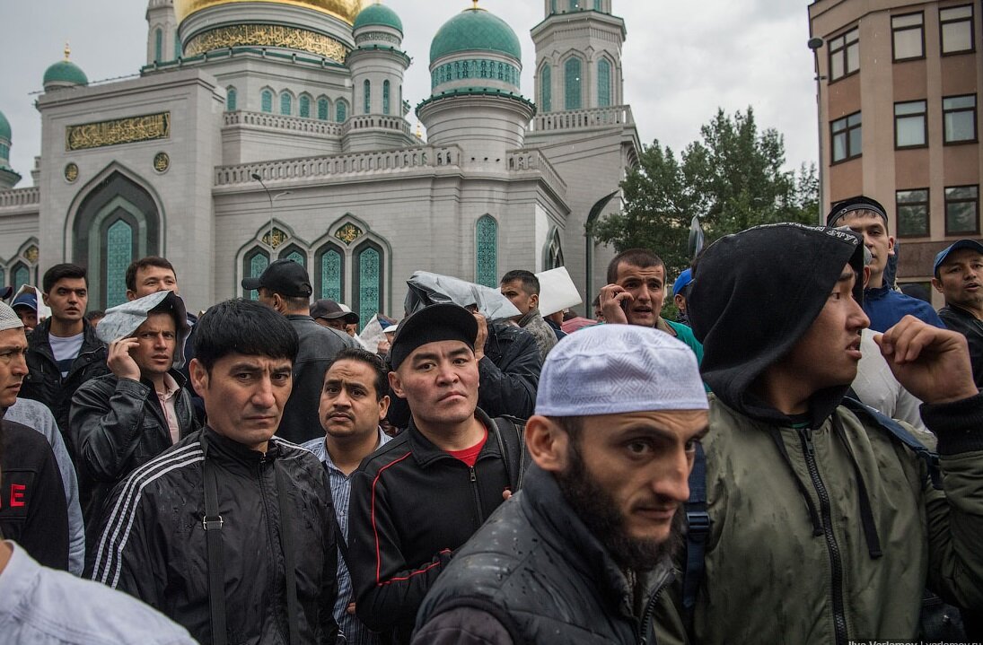 Ситуация с мигрантами настолько накалилась, что "шпаги" между собой скрестили лидеры религиозных объединений - Патриарх Московский и всея Руси Кирилл и муфтий Москвы Аляутдинов Ильдар Рифатович.