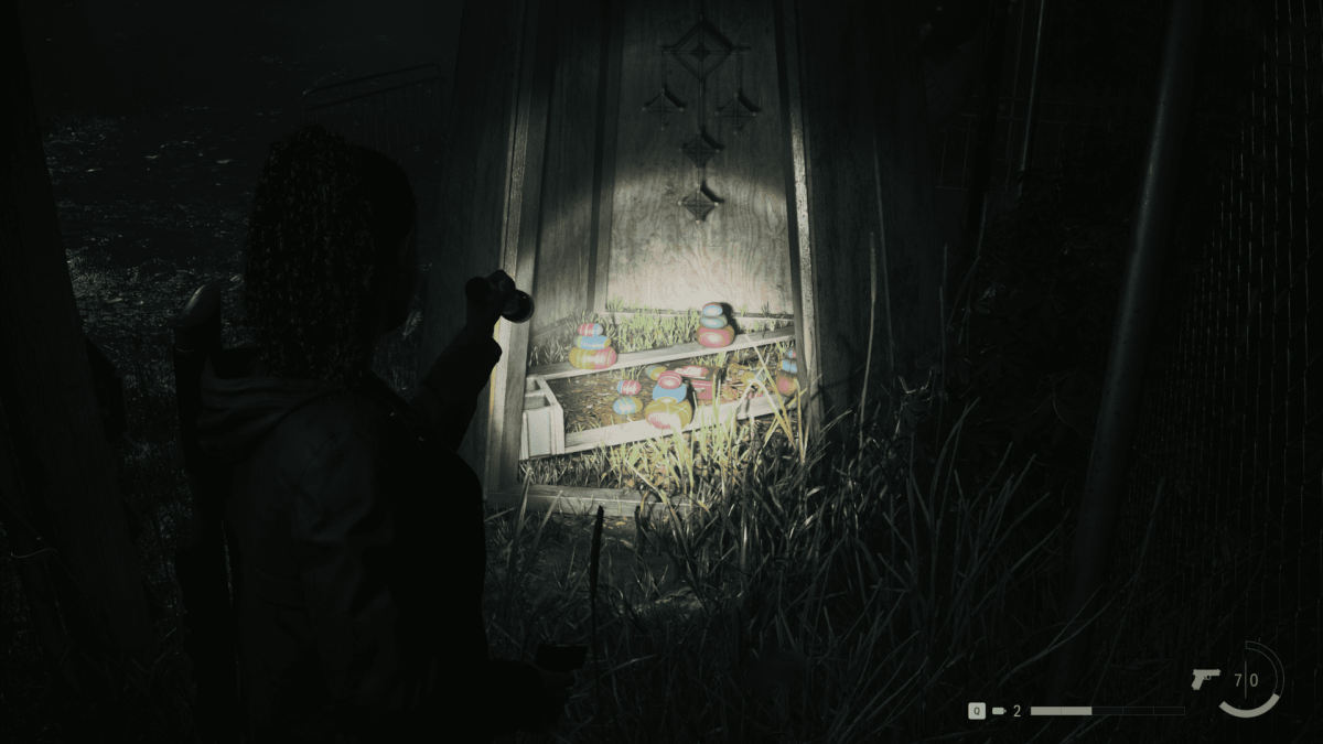 ✅Если вы исследуете темный и суровый мир Alan Wake 2, вы, вероятно, наткнулись на несколько коробок для завтрака, окруженных яркими камнями и фигурками, похожими на ловцов снов.-5