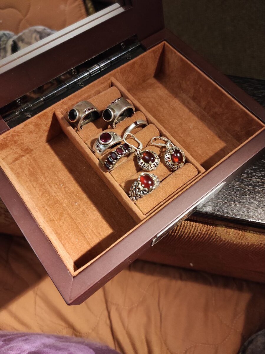 Сверху - работа ювелира: https://www.avito.ru/user/8b28d3cc5164980c25b6f4269c2bee59/profile?src=sharing. Серьги и кольцо полу-кольцами.  Внизу - классический набор с гранатом бренда "Nariman Jewellery"..