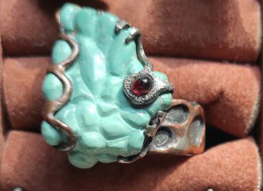 Кольцо авторской работы ювелиров SARKISSIAN. Кольцо из бирюзы, декорированное кристаллом круглого граната.