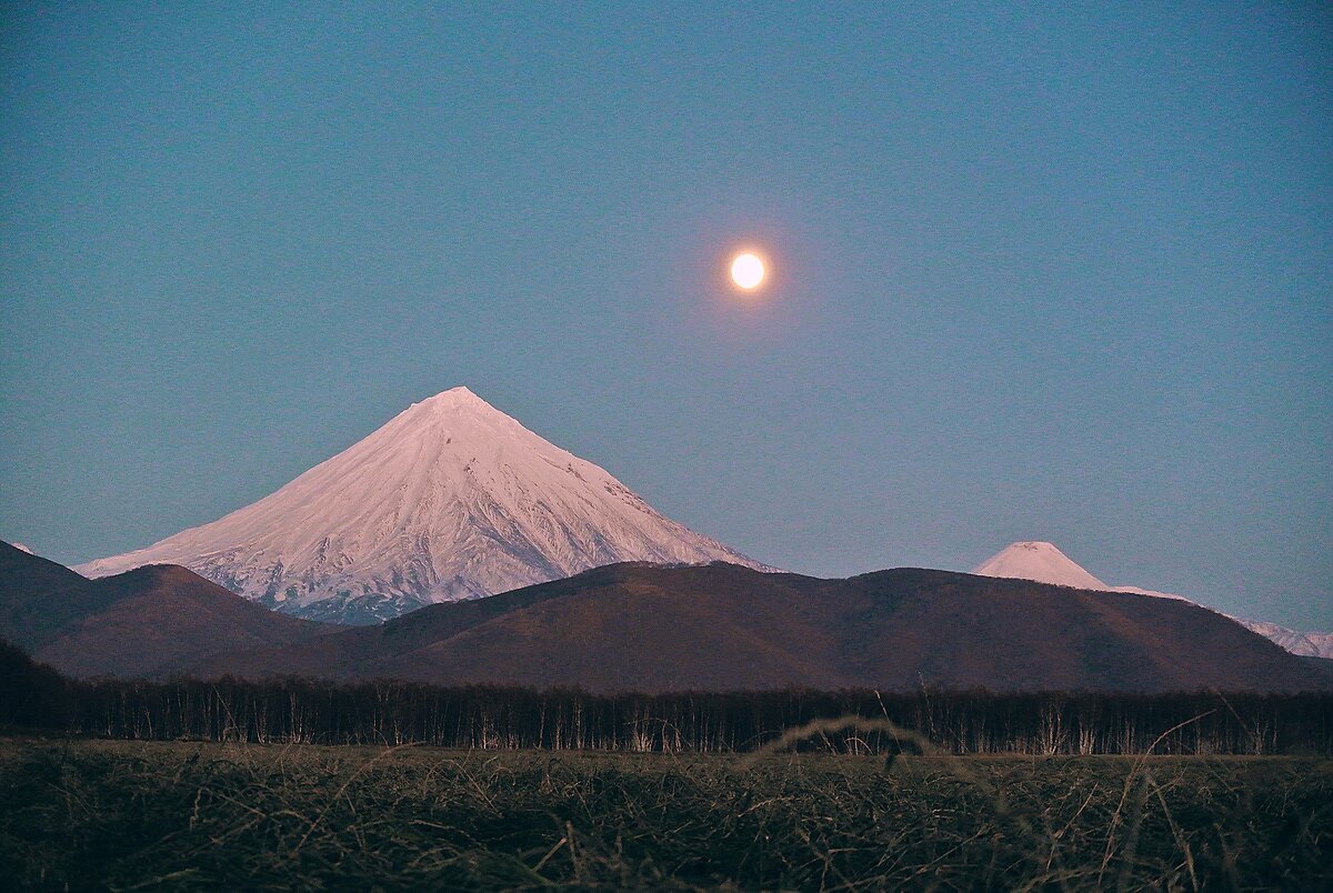 Луна над склонами камчатских гор (фото получено ещё до затмения), изображение из открытых источников