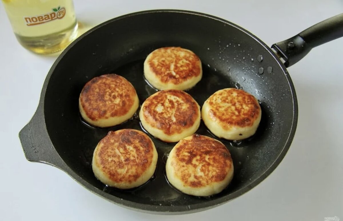 Сырники с мукой и яйцами на сковороде. Сырники на сковороде. Прибор для приготовления сырников. Процесс приготовления сырников. Обжарка сырников.