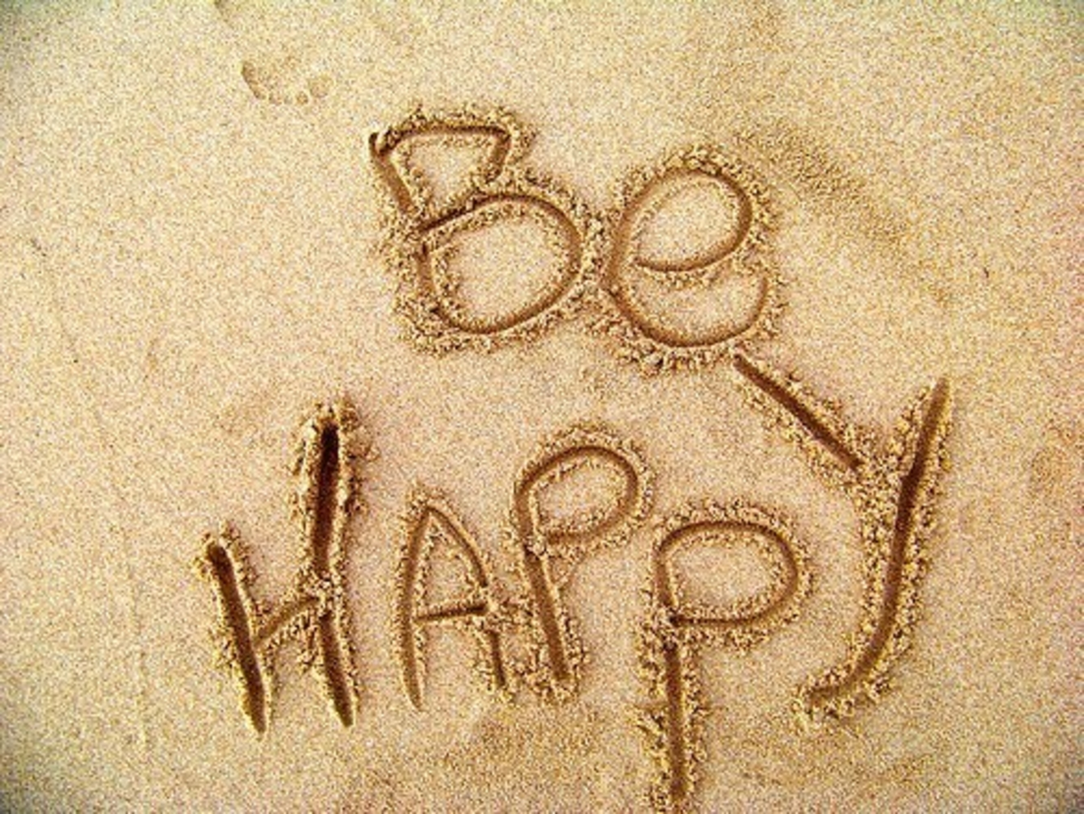 Лучший год моей жизни купить. Счастье картинки. Надпись на песке счастье. Счастье есть надпись на песке. Счастье есть картинки.