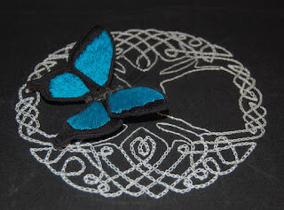 Бабочка на дереве.