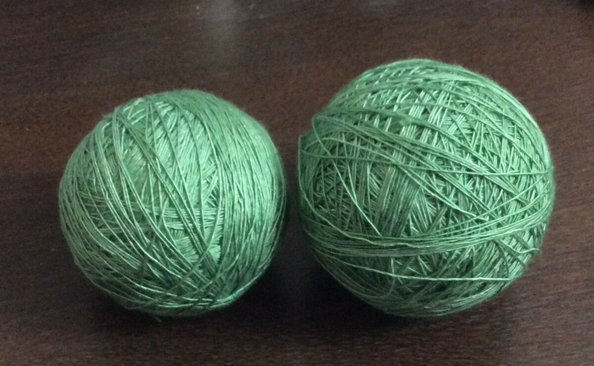 Шёлковые нитки. Справа - оригинальный размер клубка. Слева - что осталось после вязания кофточки. 