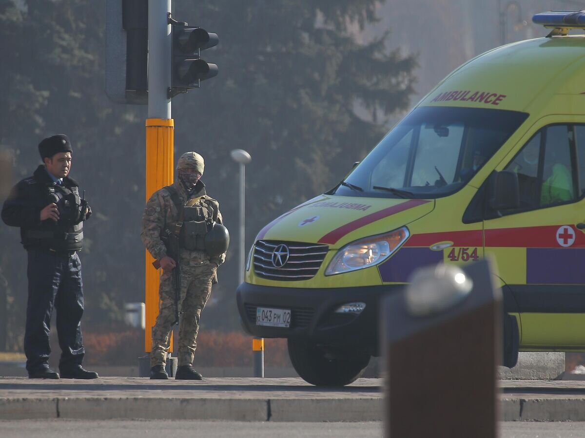    Сотрудник полиции и военнослужащий на одной из улиц в Алма-Ате© РИА Новости / Василий Крестьянинов