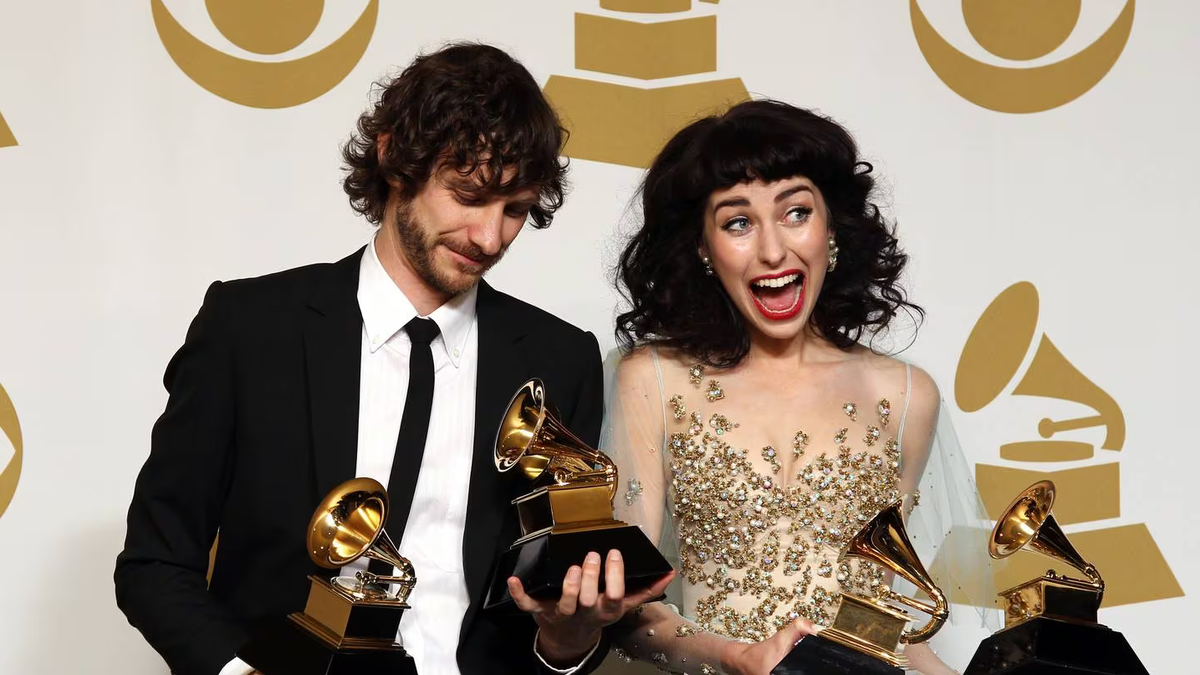 Gotye (слева) и Кимбра позируют с наградами "Грэмми" за лучшее выступление поп-дуэта/группы года и лучшую запись года за альбом "Somebody That I Used to Know".