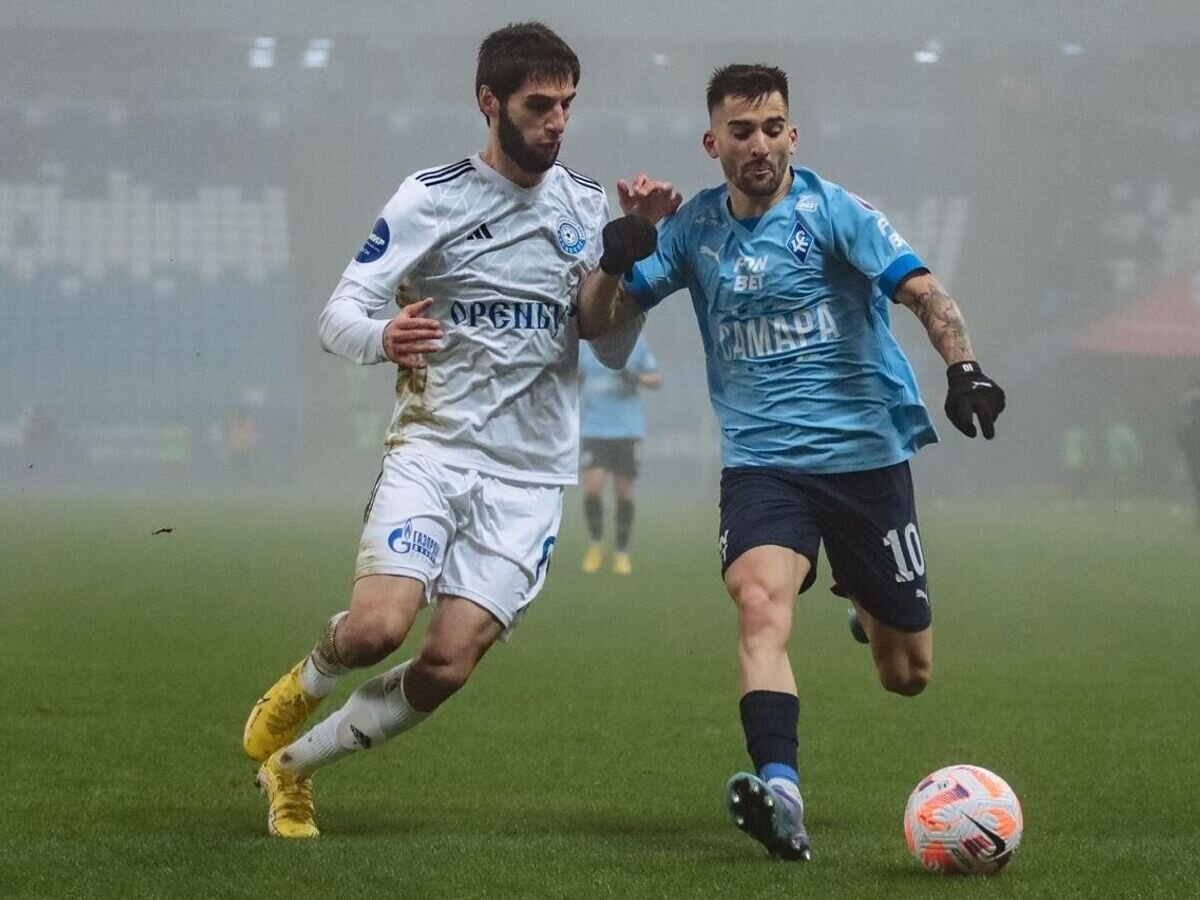    Справа налево: Бенжамин Гарре ("Крылья Советов") и Арсен Адамов ("Оренбург")© Фото : Пресс-служба "Крыльев Советов"