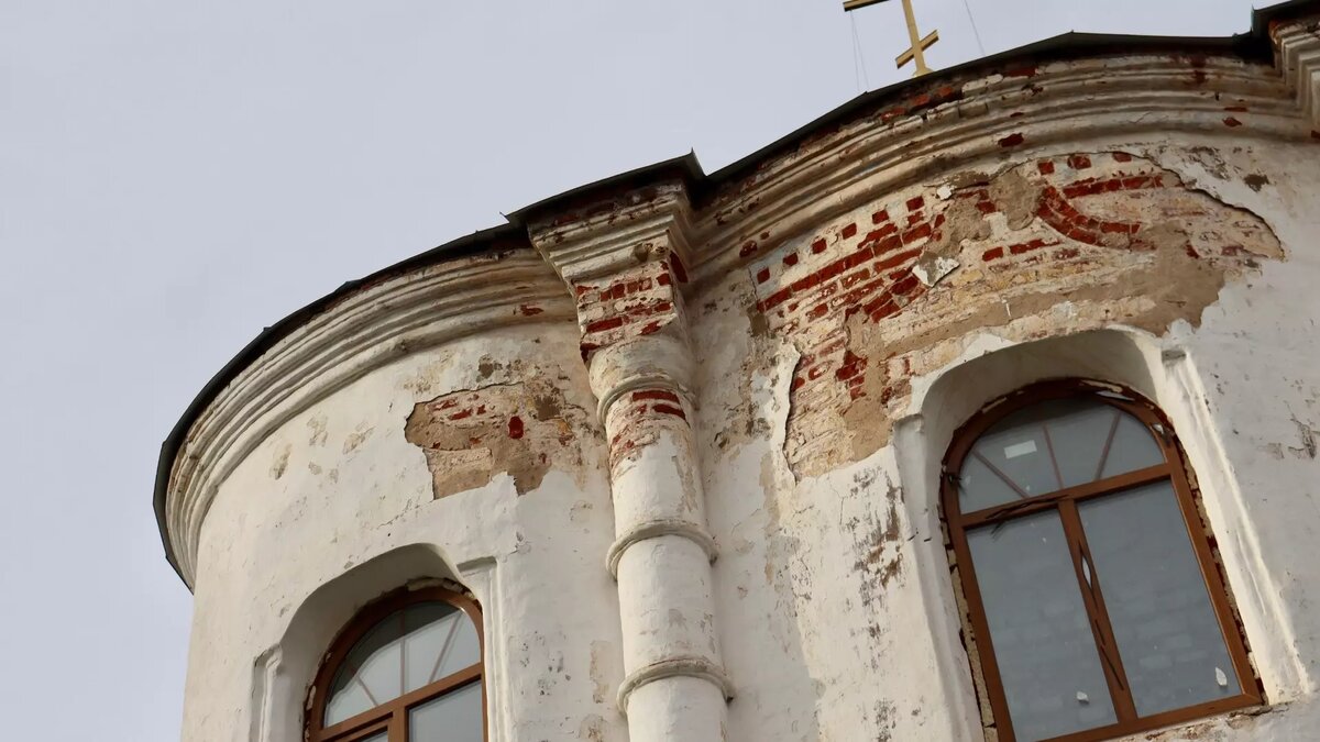     Бывший Воскресенский Новоиерусалимский монастырь, а ныне Новоиерусалимское архиерейское подворье основали в 1665 году. В настоящее время комплекс расположен на Оренбургском тракте — на горе у озера Кабан в Казани. Как выглядит священное место — в фоторепортаже Inkazan.