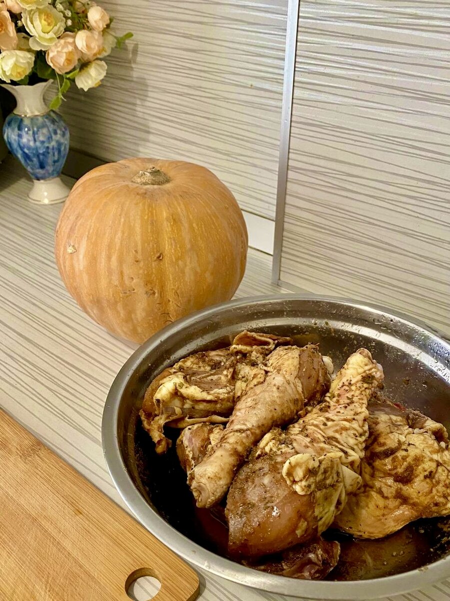 Фото автора. Окорочка я разделила на бедра и голени. 