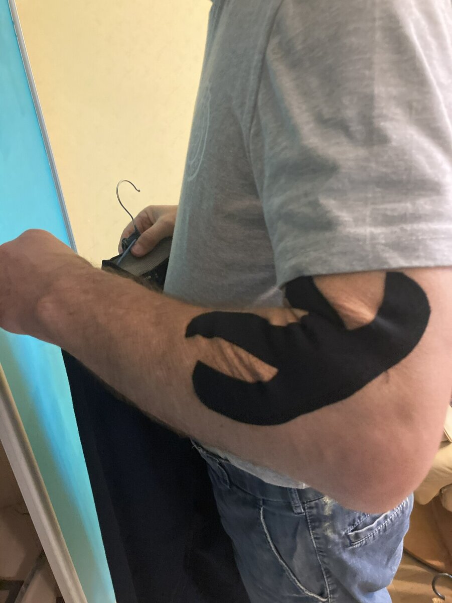 пусть враги бояться - такой локоть, ага)