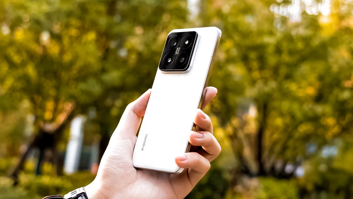 Xiaomi 14 Pro в белом цвете