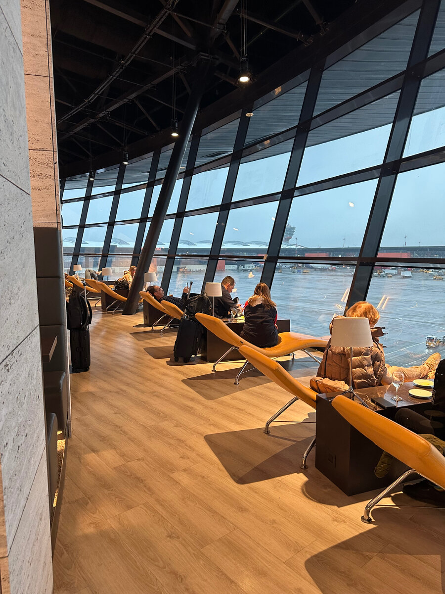 Водители в аэропорту шереметьево. Уборка самолета. Мойщица самолётов. Форма аэропорт шереметьево. Директор шереметьево хендлинг.