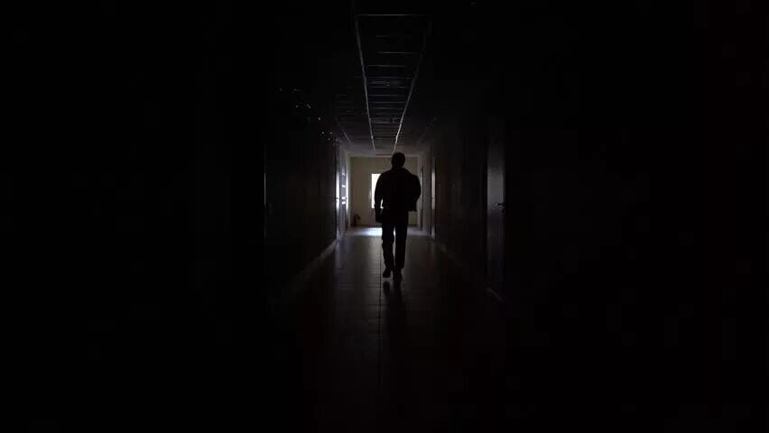 Тёмный силуэт в коридоре. Running through the dark. Человек с фонариком в темноте. Running through the dark. Бег ночью.