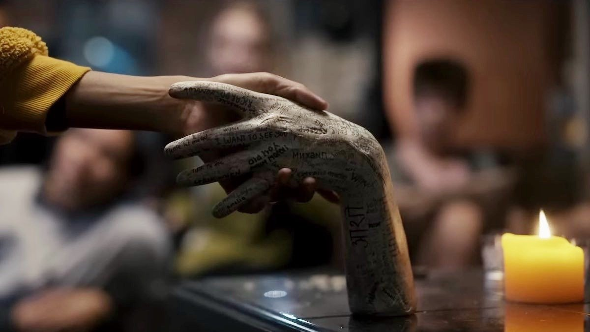 Два, три, демон, приди! фильм 2022 кадры. Раз два дьявол приди. Подслушано сериал падший. Два три демон приди фильм 2022. Фильм ужасов девочка на руках.