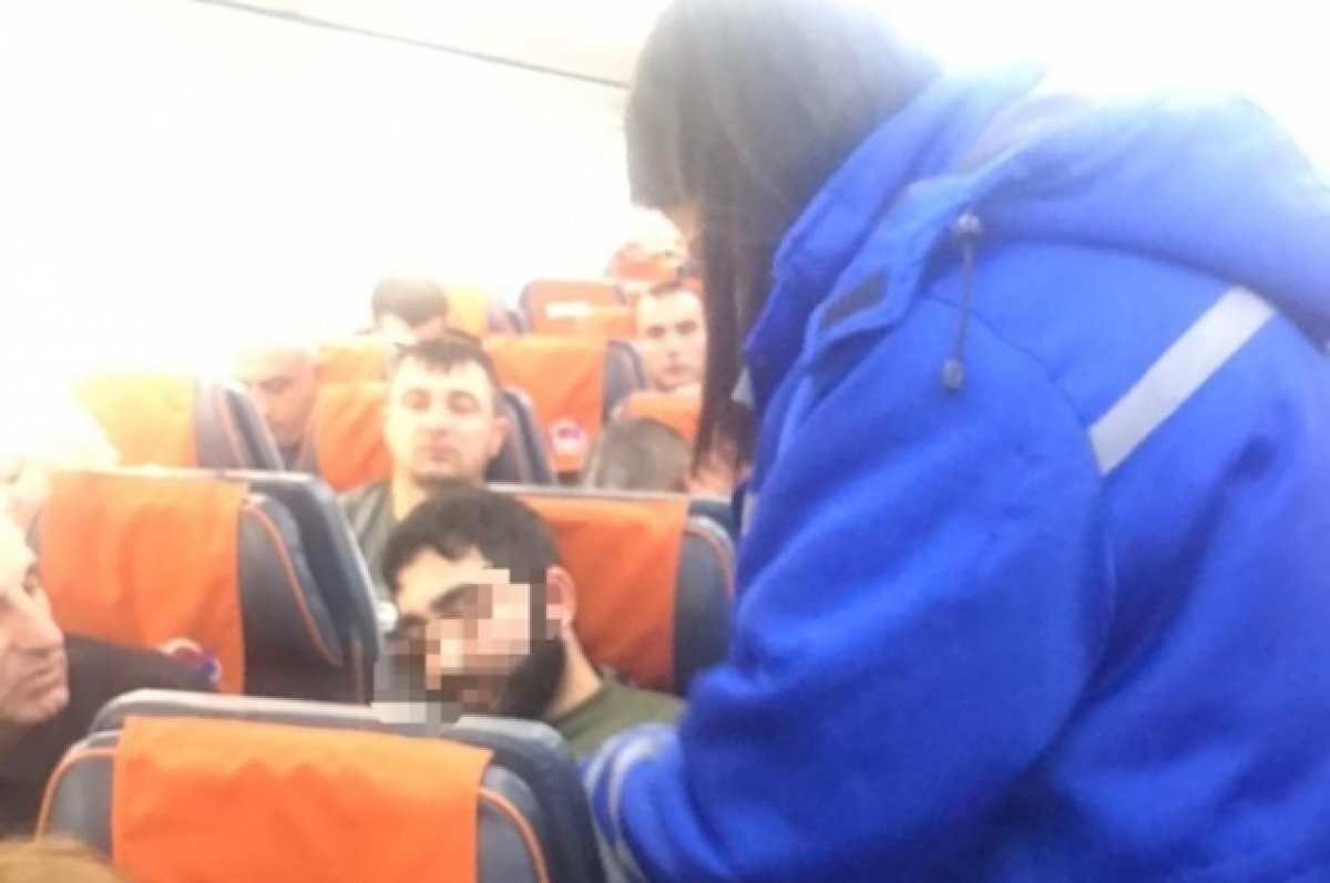    Лайнер экстренно сел в Волгограде из-за потерявшего сознание пассажира