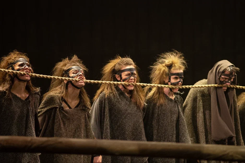    Лошади в стойле... Фото: Иркутский драматический театр им. Охлопкова/ Анастасия Токарская