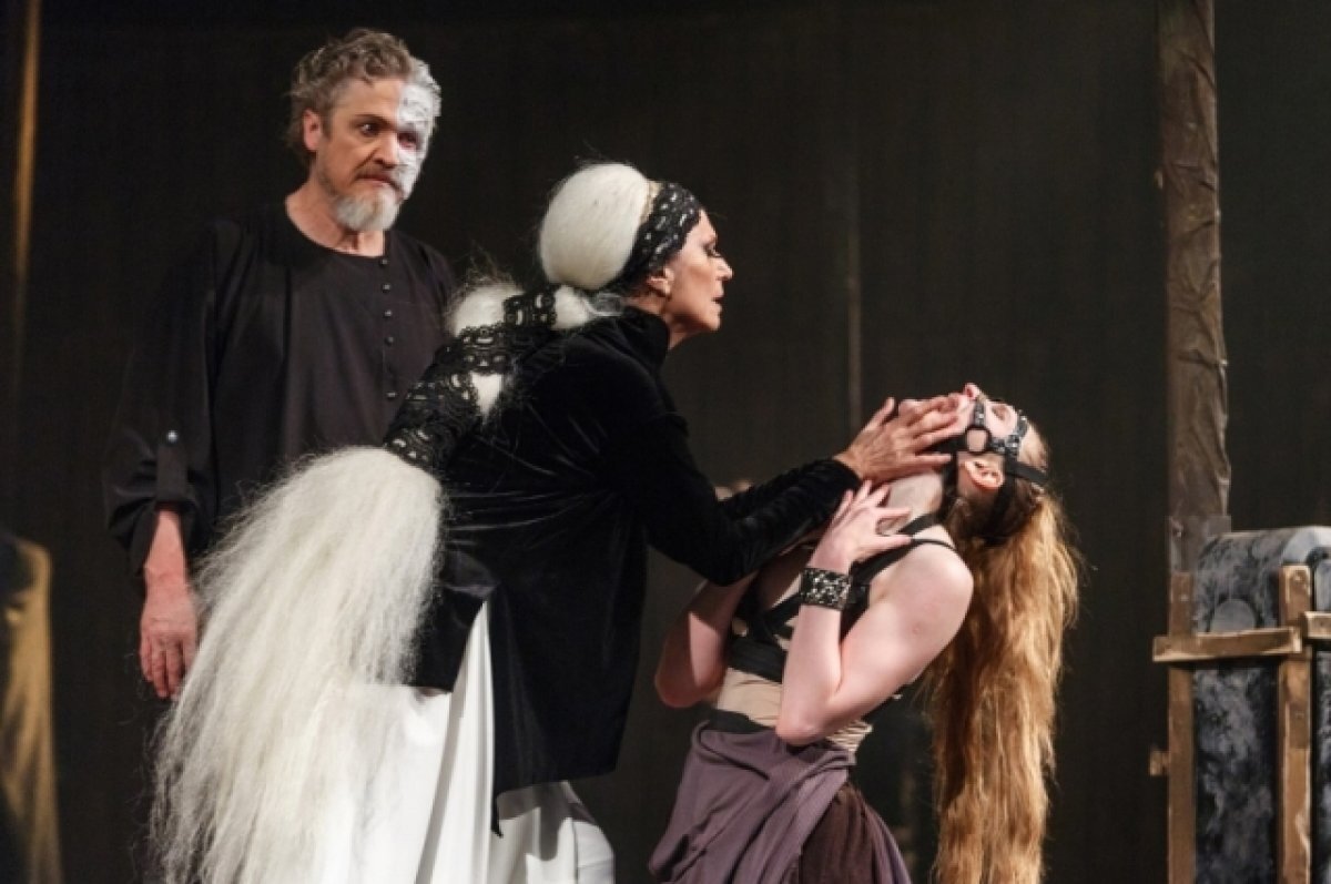    Повзрослевший конь Холстомер через годы встречает свою возлюбленную лошадь Вязопуриху и их ребёнка.