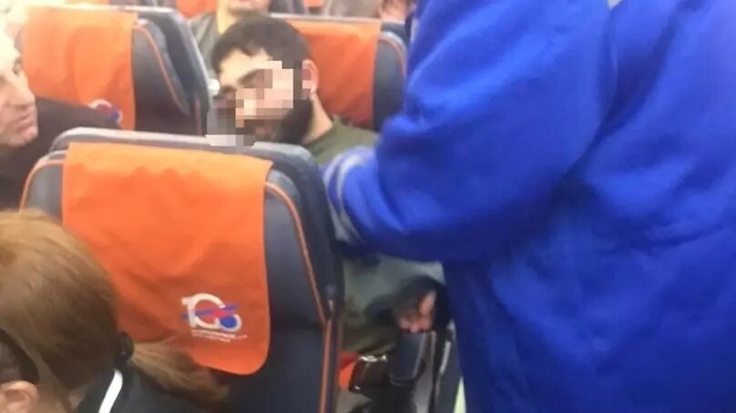     Незапланированную посадку совершим самолет в Волгограде, к которому срочно прибыла карета скорой помощи, сообщают волгоградские медики.