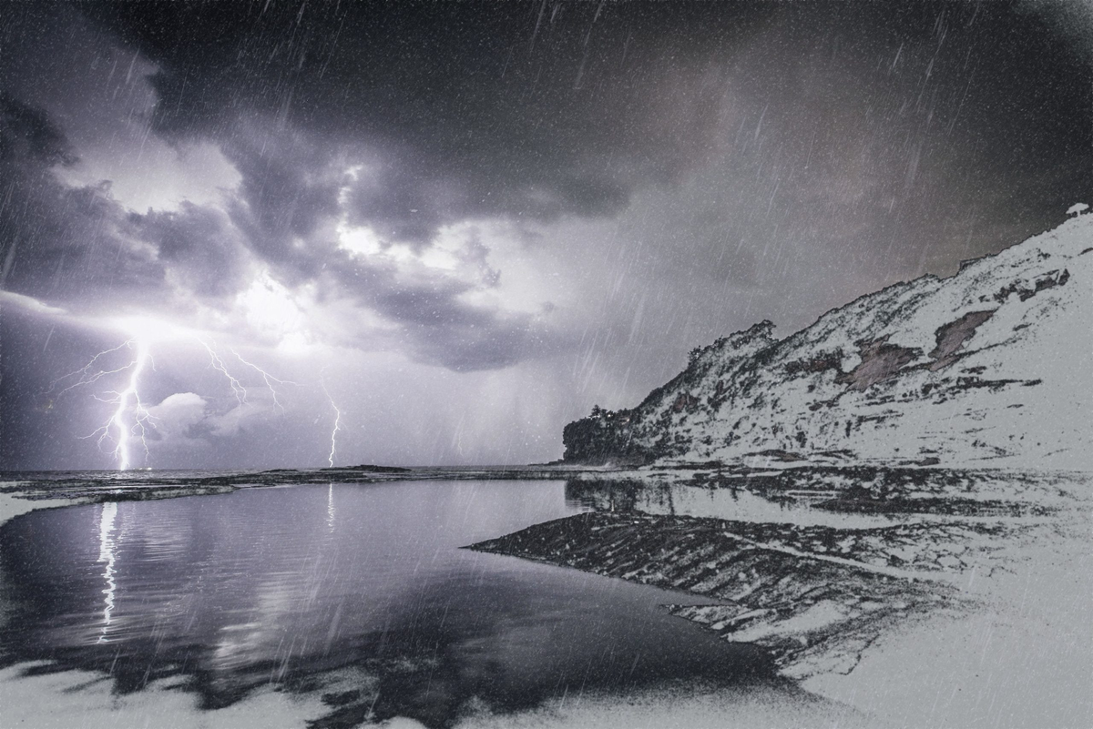 Зимняя гроза. Бывает ли молния зимой. Зимняя гроза. Снежная гроза. Молния зимой.