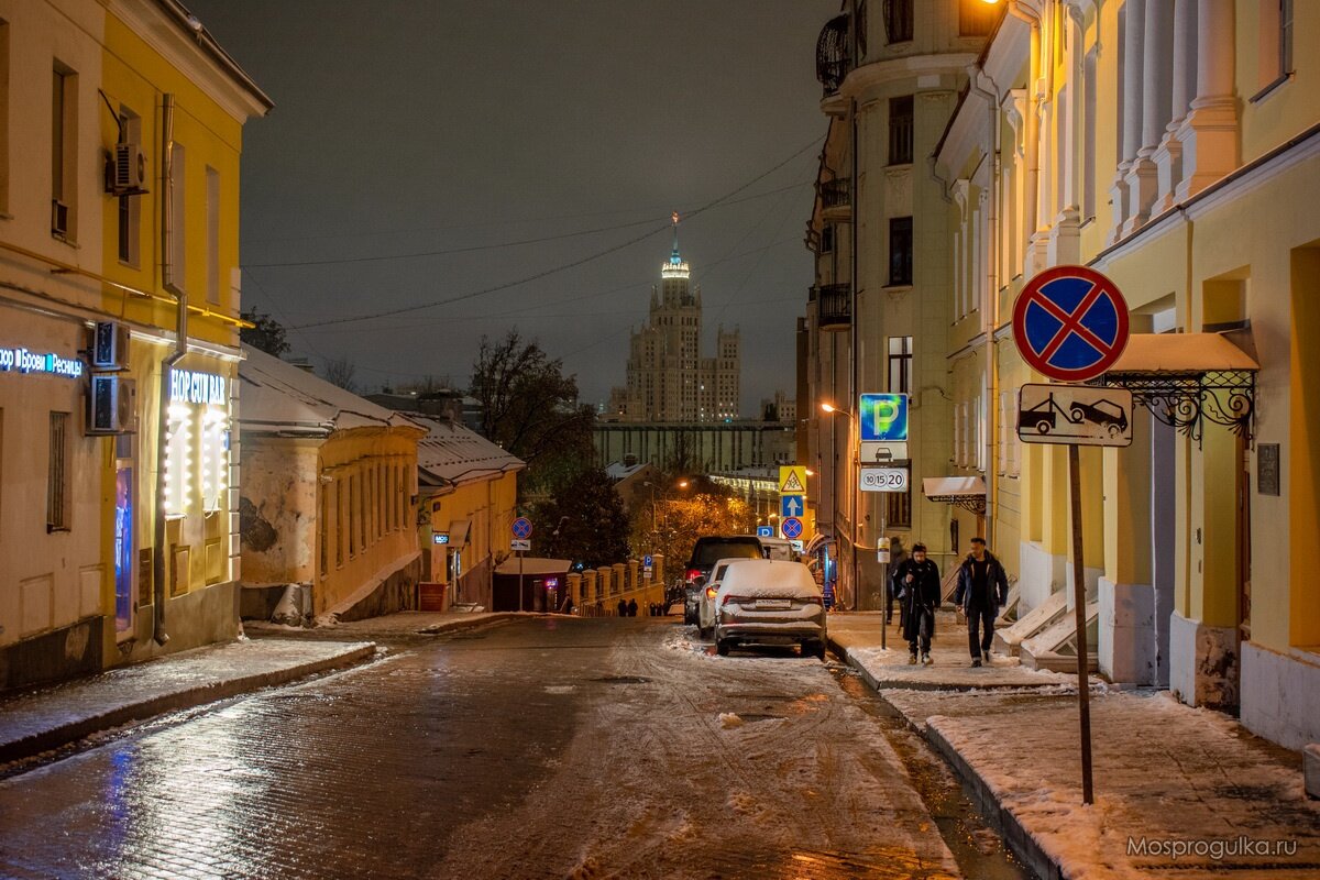 Большой Спасоглинищевский переулок. Подсвеченный шпиль высотки на Котельнической напоминает корону