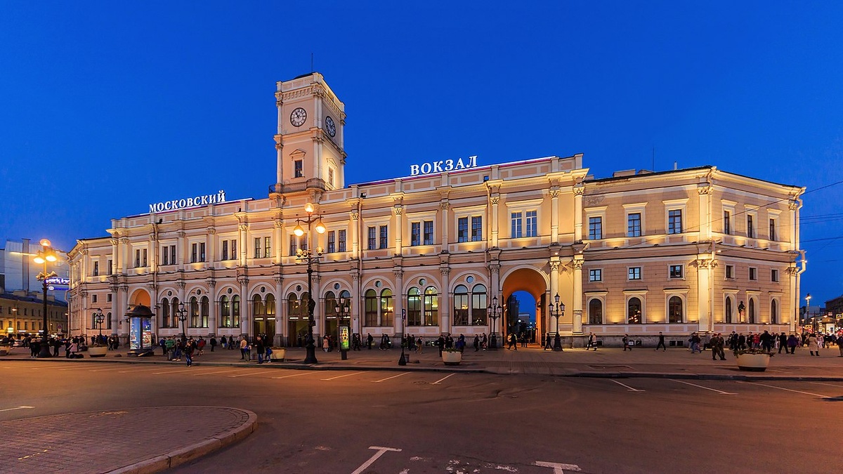 Парковка у Московского Вокзала в СПб. Фото: А.Савин / Wikipedia.de